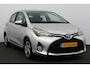 Toyota Yaris 1.5 Hybrid Lease/ AUTOMAAT!/ Trekhaak/ 15'' LMV/ Keyless-GO/ Camera/ Navi/ Clima/ Cruise/ Elek. pakket/ Isofix/ Bluetooth/ Multi. LEDER. Stuur/ Mistl./ LED Dagrijverl.