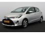 Toyota Yaris 1.5 Hybrid Lease/ AUTOMAAT!/ Trekhaak/ 15'' LMV/ Keyless-GO/ Camera/ Navi/ Clima/ Cruise/ Elek. pakket/ Isofix/ Bluetooth/ Multi. LEDER. Stuur/ Mistl./ LED Dagrijverl.