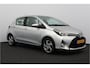 Toyota Yaris 1.5 Hybrid Lease/ AUTOMAAT!/ Trekhaak/ 15'' LMV/ Keyless-GO/ Camera/ Navi/ Clima/ Cruise/ Elek. pakket/ Isofix/ Bluetooth/ Multi. LEDER. Stuur/ Mistl./ LED Dagrijverl.