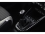 Kia Stonic 1.0 T-GDi Design Edition/ Apple + Android/ Stoel + Stuurverw./ Lane-Assist./ Navi/ Half-Leder/ Clima/ Cruise/ Grootlicht Assist./ Camera/ PDC/ 17'' LMV/ Extra getint glas/ Navi/ Clima/ Cruise/ Bluetooth.
