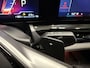 BMW 5-Serie 530e Edition PANO/HEAD-UP/ACC/H&K/LEER-SPORT/CURVED-DISPLAY/VENTILATIE+MEMORY/360CAMERA/LED-ADAPTIVE/KEYLESS/19"/NW.MODEL 2025/FABRIEKS-GARANTIE T/M 03-2027/NET OH BEURT GEHAD BIJ BMW DEALER/BTW-AUTO