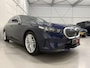 BMW 5-Serie 530e Edition PANO/HEAD-UP/ACC/H&K/LEER-SPORT/CURVED-DISPLAY/VENTILATIE+MEMORY/360CAMERA/LED-ADAPTIVE/KEYLESS/19"/NW.MODEL 2025/FABRIEKS-GARANTIE T/M 03-2027/NET OH BEURT GEHAD BIJ BMW DEALER/BTW-AUTO