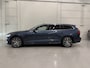 Volvo V60 T6 Recharge AWD PANO/TREKHAAK/HEAD-UP/H&K/360CAMERA/MEMORY/KEYLESS/LED/ACC/PILOT-ASSIST/CARPLAY/CRYSTAL-POOK/DONKERE-HEMEL/VOLLEDIG VOLVO DEALER HISTORIE
