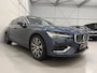 Volvo V60 T6 Recharge AWD PANO/TREKHAAK/HEAD-UP/H&K/360CAMERA/MEMORY/KEYLESS/LED/ACC/PILOT-ASSIST/CARPLAY/CRYSTAL-POOK/DONKERE-HEMEL/VOLLEDIG VOLVO DEALER HISTORIE