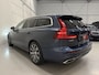 Volvo V60 T6 Recharge AWD PANO/TREKHAAK/HEAD-UP/H&K/360CAMERA/MEMORY/KEYLESS/LED/ACC/PILOT-ASSIST/CARPLAY/CRYSTAL-POOK/DONKERE-HEMEL/VOLLEDIG VOLVO DEALER HISTORIE