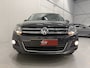 Volkswagen Tiguan 1.4 TSI 150PK Sport&Style aut. TREKHAAK/NAVI GROOT/17"LMV/CRUISE/BLUETOOTH/MF-STUUR/PRIVACY GLASS/DAKRAILS/URANOGRAU/NET OH BEURT GEHAD,INCL NW. BANDEN EN NW. APK