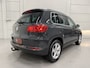 Volkswagen Tiguan 1.4 TSI 150PK Sport&Style aut. TREKHAAK/NAVI GROOT/17"LMV/CRUISE/BLUETOOTH/MF-STUUR/PRIVACY GLASS/DAKRAILS/URANOGRAU/NET OH BEURT GEHAD,INCL NW. BANDEN EN NW. APK
