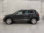 Volkswagen Tiguan 1.4 TSI 150PK Sport&Style aut. TREKHAAK/NAVI GROOT/17"LMV/CRUISE/BLUETOOTH/MF-STUUR/PRIVACY GLASS/DAKRAILS/URANOGRAU/NET OH BEURT GEHAD,INCL NW. BANDEN EN NW. APK