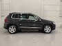 Volkswagen Tiguan 1.4 TSI 150PK Sport&Style aut. TREKHAAK/NAVI GROOT/17"LMV/CRUISE/BLUETOOTH/MF-STUUR/PRIVACY GLASS/DAKRAILS/URANOGRAU/NET OH BEURT GEHAD,INCL NW. BANDEN EN NW. APK