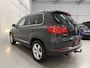 Volkswagen Tiguan 1.4 TSI 150PK Sport&Style aut. TREKHAAK/NAVI GROOT/17"LMV/CRUISE/BLUETOOTH/MF-STUUR/PRIVACY GLASS/DAKRAILS/URANOGRAU/NET OH BEURT GEHAD,INCL NW. BANDEN EN NW. APK