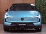 Volvo EX30 Twin Motor Performance Ultra 69 kWh | Uniek! | Volvo Flash Green/Zwart | Bodykit rondom | Heico verlaging set | Heico verbreding set | Dakspoiler | Black Pack: zwart logo | 360° 3D Camera | Stoel en Stuurwielverwarming | Panoramadak | Harman Kardon | 20 inch | Elektrische voorstoelen | Adaptieve Cruise Control | Pilot Assist | BLIS Dode Hoek Detectie | Keyless Drive | Parkeersensoren voor+achter | Privacy Glass | Google Infotainment | Elektrisch bedienbare achterklep | Electronic Climate Control 2-Zone | Tailored Wool Blend bekleding | Warmtepomp | Apple Carplay | Volvo On Call met mobiele App functie | Onyx Black Metallic met unieke speciaal voor Broekhuis gemaakte Flash Green wrap | Flash Green verwijst naar de vroegere 'R' modellen kleur van Volvo |