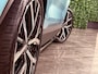 Volvo EX30 Twin Motor Performance Ultra 69 kWh | Uniek! | Volvo Flash Green/Zwart | Bodykit rondom | Heico verlaging set | Heico verbreding set | Dakspoiler | Black Pack: zwart logo | 360° 3D Camera | Stoel en Stuurwielverwarming | Panoramadak | Harman Kardon | 20 inch | Elektrische voorstoelen | Adaptieve Cruise Control | Pilot Assist | BLIS Dode Hoek Detectie | Keyless Drive | Parkeersensoren voor+achter | Privacy Glass | Google Infotainment | Elektrisch bedienbare achterklep | Electronic Climate Control 2-Zone | Tailored Wool Blend bekleding | Warmtepomp | Apple Carplay | Volvo On Call met mobiele App functie | Onyx Black Metallic met unieke speciaal voor Broekhuis gemaakte Flash Green wrap | Flash Green verwijst naar de vroegere 'R' modellen kleur van Volvo |