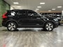 Volvo XC40 T5 Recharge Plus Dark | Trekhaak | Harman Kardon | Parkeercamera | All Season banden | Adaptieve Cruise Control | Pilot Assist | BLIS Dode Hoek Detectie | Bestuurdersstoel elektrisch geheugen | Stoel en Stuurwielverwarming | Privacy Glass | 19 Inch | Passagiersstoel elektrisch | Zitting verlenging voorstoelen | Keyless Drive | Parkeersensoren voor+achter | Privacy Glass | Elektrisch bedienbare achterklep | Climate Control L+R | DAB Radio | Apple Carplay/Android Auto | Volvo On Call met mobiele App functie | Onyx Black Metallic |