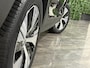 Volvo XC40 T5 Recharge Plus Dark | Trekhaak | Harman Kardon | Parkeercamera | All Season banden | Adaptieve Cruise Control | Pilot Assist | BLIS Dode Hoek Detectie | Bestuurdersstoel elektrisch geheugen | Stoel en Stuurwielverwarming | Privacy Glass | 19 Inch | Passagiersstoel elektrisch | Zitting verlenging voorstoelen | Keyless Drive | Parkeersensoren voor+achter | Privacy Glass | Elektrisch bedienbare achterklep | Climate Control L+R | DAB Radio | Apple Carplay/Android Auto | Volvo On Call met mobiele App functie | Onyx Black Metallic |