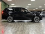 Volvo XC90 T8 AWD Recharge Ultra Dark | Facelift | Luchtvering | 360 Camera | Head-Up Display | Harman Kardon | 455pk | Adaptieve Cruise Control | Stoelverwarming voor+achter | Stuurwielverwarming | Schuifdak | Full LED Meesturende koplampen | Pilot Assist | BLIS Dode Hoek Detectie | Alcantara hemelbekleding | Lederen zonnekleppen en handgrepen | Elektrische voorstoelen geheugen | Quilted Nordico bekleding | Zitting verlenging voorstoelen | Lederen dashboard | 21 Inch | Google Infotainment | Keyless Drive | Privacy Glass | Elektrisch bedienbare achterklep | Geïntegreerd kinderzitje achterin | Geïntegreerde zongordijnen achterportieren | Verlichte instaplijsten | 7-Persoons | 4-Zone Climate Control | DAB Radio | Apple Carplay/Android Auto | Alarm Klasse III | Onyx Black Metallic |