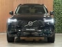 Volvo XC90 T8 AWD Recharge Ultra Dark | Facelift | Luchtvering | 360 Camera | Head-Up Display | Harman Kardon | 455pk | Adaptieve Cruise Control | Stoelverwarming voor+achter | Stuurwielverwarming | Schuifdak | Full LED Meesturende koplampen | Pilot Assist | BLIS Dode Hoek Detectie | Alcantara hemelbekleding | Lederen zonnekleppen en handgrepen | Elektrische voorstoelen geheugen | Quilted Nordico bekleding | Zitting verlenging voorstoelen | Lederen dashboard | 21 Inch | Google Infotainment | Keyless Drive | Privacy Glass | Elektrisch bedienbare achterklep | Geïntegreerd kinderzitje achterin | Geïntegreerde zongordijnen achterportieren | Verlichte instaplijsten | 7-Persoons | 4-Zone Climate Control | DAB Radio | Apple Carplay/Android Auto | Alarm Klasse III | Onyx Black Metallic |