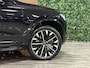Volvo XC90 T8 AWD Recharge Ultra Dark | Facelift | Luchtvering | 360 Camera | Head-Up Display | Harman Kardon | 455pk | Adaptieve Cruise Control | Stoelverwarming voor+achter | Stuurwielverwarming | Schuifdak | Full LED Meesturende koplampen | Pilot Assist | BLIS Dode Hoek Detectie | Alcantara hemelbekleding | Lederen zonnekleppen en handgrepen | Elektrische voorstoelen geheugen | Quilted Nordico bekleding | Zitting verlenging voorstoelen | Lederen dashboard | 21 Inch | Google Infotainment | Keyless Drive | Privacy Glass | Elektrisch bedienbare achterklep | Geïntegreerd kinderzitje achterin | Geïntegreerde zongordijnen achterportieren | Verlichte instaplijsten | 7-Persoons | 4-Zone Climate Control | DAB Radio | Apple Carplay/Android Auto | Alarm Klasse III | Onyx Black Metallic |