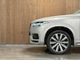 Volvo XC90 T8 AWD Recharge Ultra Ultimate Dark | Trekhaak | Stoelventilatie | 360 Camera | Head-Up Display | Harman Kardon | 455pk | Stoelmassage | Adaptieve Cruise Control | Stoelverwarming voor+achter | Stuurwielverwarming | Schuifdak | 20 Inch | Full LED  Meesturende koplampen | Standkachel met Volvo On Call App | Pilot Assist | BLIS Dode Hoek Detectie | Alcantara hemelbekleding | Lederen handgrepen en zonnekleppen | Elektrische voorstoelen geheugen | Nappa Lederen bekleding | Zitting verlenging voorstoelen | Lederen Dashboard | Google Infotainment | Keyless Drive | Parkeersensoren voor+achter | Privacy Glass | Elektrisch bedienbare achterklep | Geïntegreerde zongordijnen achterportieren | Geïntegreerd kinderzitje achterin | 7-Persoons | 4-Zone Climate Control | DAB Radio | Apple Carplay/Android Auto | Draadloos telefoon opladen | Volvo On Call met mobiele App functie | Silver Dawn Metallic |