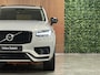 Volvo XC90 T8 AWD Recharge Ultra Ultimate Dark | Trekhaak | Stoelventilatie | 360 Camera | Head-Up Display | Harman Kardon | 455pk | Stoelmassage | Adaptieve Cruise Control | Stoelverwarming voor+achter | Stuurwielverwarming | Schuifdak | 20 Inch | Full LED  Meesturende koplampen | Standkachel met Volvo On Call App | Pilot Assist | BLIS Dode Hoek Detectie | Alcantara hemelbekleding | Lederen handgrepen en zonnekleppen | Elektrische voorstoelen geheugen | Nappa Lederen bekleding | Zitting verlenging voorstoelen | Lederen Dashboard | Google Infotainment | Keyless Drive | Parkeersensoren voor+achter | Privacy Glass | Elektrisch bedienbare achterklep | Geïntegreerde zongordijnen achterportieren | Geïntegreerd kinderzitje achterin | 7-Persoons | 4-Zone Climate Control | DAB Radio | Apple Carplay/Android Auto | Draadloos telefoon opladen | Volvo On Call met mobiele App functie | Silver Dawn Metallic |