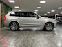 Volvo XC90 T8 AWD Recharge Ultra Ultimate Dark | Trekhaak | Stoelventilatie | 360 Camera | Head-Up Display | Harman Kardon | 455pk | Stoelmassage | Adaptieve Cruise Control | Stoelverwarming voor+achter | Stuurwielverwarming | Schuifdak | 20 Inch | Full LED  Meesturende koplampen | Standkachel met Volvo On Call App | Pilot Assist | BLIS Dode Hoek Detectie | Alcantara hemelbekleding | Lederen handgrepen en zonnekleppen | Elektrische voorstoelen geheugen | Nappa Lederen bekleding | Zitting verlenging voorstoelen | Lederen Dashboard | Google Infotainment | Keyless Drive | Parkeersensoren voor+achter | Privacy Glass | Elektrisch bedienbare achterklep | Geïntegreerde zongordijnen achterportieren | Geïntegreerd kinderzitje achterin | 7-Persoons | 4-Zone Climate Control | DAB Radio | Apple Carplay/Android Auto | Draadloos telefoon opladen | Volvo On Call met mobiele App functie | Silver Dawn Metallic |