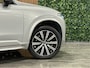Volvo XC90 T8 AWD Recharge Ultra Ultimate Dark | Trekhaak | Stoelventilatie | 360 Camera | Head-Up Display | Harman Kardon | 455pk | Stoelmassage | Adaptieve Cruise Control | Stoelverwarming voor+achter | Stuurwielverwarming | Schuifdak | 20 Inch | Full LED  Meesturende koplampen | Standkachel met Volvo On Call App | Pilot Assist | BLIS Dode Hoek Detectie | Alcantara hemelbekleding | Lederen handgrepen en zonnekleppen | Elektrische voorstoelen geheugen | Nappa Lederen bekleding | Zitting verlenging voorstoelen | Lederen Dashboard | Google Infotainment | Keyless Drive | Parkeersensoren voor+achter | Privacy Glass | Elektrisch bedienbare achterklep | Geïntegreerde zongordijnen achterportieren | Geïntegreerd kinderzitje achterin | 7-Persoons | 4-Zone Climate Control | DAB Radio | Apple Carplay/Android Auto | Draadloos telefoon opladen | Volvo On Call met mobiele App functie | Silver Dawn Metallic |