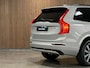 Volvo XC90 T8 AWD Recharge Ultra Ultimate Dark | Trekhaak | Stoelventilatie | 360 Camera | Head-Up Display | Harman Kardon | 455pk | Stoelmassage | Adaptieve Cruise Control | Stoelverwarming voor+achter | Stuurwielverwarming | Schuifdak | 20 Inch | Full LED  Meesturende koplampen | Standkachel met Volvo On Call App | Pilot Assist | BLIS Dode Hoek Detectie | Alcantara hemelbekleding | Lederen handgrepen en zonnekleppen | Elektrische voorstoelen geheugen | Nappa Lederen bekleding | Zitting verlenging voorstoelen | Lederen Dashboard | Google Infotainment | Keyless Drive | Parkeersensoren voor+achter | Privacy Glass | Elektrisch bedienbare achterklep | Geïntegreerde zongordijnen achterportieren | Geïntegreerd kinderzitje achterin | 7-Persoons | 4-Zone Climate Control | DAB Radio | Apple Carplay/Android Auto | Draadloos telefoon opladen | Volvo On Call met mobiele App functie | Silver Dawn Metallic |