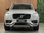 Volvo XC90 T8 AWD Recharge Ultra Ultimate Dark | Trekhaak | Stoelventilatie | 360 Camera | Head-Up Display | Harman Kardon | 455pk | Stoelmassage | Adaptieve Cruise Control | Stoelverwarming voor+achter | Stuurwielverwarming | Schuifdak | 20 Inch | Full LED  Meesturende koplampen | Standkachel met Volvo On Call App | Pilot Assist | BLIS Dode Hoek Detectie | Alcantara hemelbekleding | Lederen handgrepen en zonnekleppen | Elektrische voorstoelen geheugen | Nappa Lederen bekleding | Zitting verlenging voorstoelen | Lederen Dashboard | Google Infotainment | Keyless Drive | Parkeersensoren voor+achter | Privacy Glass | Elektrisch bedienbare achterklep | Geïntegreerde zongordijnen achterportieren | Geïntegreerd kinderzitje achterin | 7-Persoons | 4-Zone Climate Control | DAB Radio | Apple Carplay/Android Auto | Draadloos telefoon opladen | Volvo On Call met mobiele App functie | Silver Dawn Metallic |