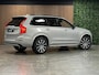 Volvo XC90 T8 AWD Recharge Ultra Ultimate Dark | Trekhaak | Stoelventilatie | 360 Camera | Head-Up Display | Harman Kardon | 455pk | Stoelmassage | Adaptieve Cruise Control | Stoelverwarming voor+achter | Stuurwielverwarming | Schuifdak | 20 Inch | Full LED  Meesturende koplampen | Standkachel met Volvo On Call App | Pilot Assist | BLIS Dode Hoek Detectie | Alcantara hemelbekleding | Lederen handgrepen en zonnekleppen | Elektrische voorstoelen geheugen | Nappa Lederen bekleding | Zitting verlenging voorstoelen | Lederen Dashboard | Google Infotainment | Keyless Drive | Parkeersensoren voor+achter | Privacy Glass | Elektrisch bedienbare achterklep | Geïntegreerde zongordijnen achterportieren | Geïntegreerd kinderzitje achterin | 7-Persoons | 4-Zone Climate Control | DAB Radio | Apple Carplay/Android Auto | Draadloos telefoon opladen | Volvo On Call met mobiele App functie | Silver Dawn Metallic |