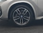 BMW X1 xDrive30e M Sport PHEV 326pk Dealer O.H. | SOH 95,9% | Trekhaak Af Fabriek | Panodak | Head Up | Adaptive Cruise | 360 Camera | Harman / Kardon | Alcantara Sportstoelen Massage & Memory | BLIS | Keyless | Stuur Verwarmd | Navigatie Plug In Hybrid |