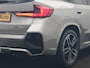 BMW X1 xDrive30e M Sport PHEV 326pk Dealer O.H. | SOH 95,9% | Trekhaak Af Fabriek | Panodak | Head Up | Adaptive Cruise | 360 Camera | Harman / Kardon | Alcantara Sportstoelen Massage & Memory | BLIS | Keyless | Stuur Verwarmd | Navigatie Plug In Hybrid |