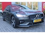 Volvo S60 2.0 B5 250PK AUTOMAAT R-DESIGN 20'' | PANORAMISCH SCHUIF/KANTELDAK | PREMIUM AUDIO BY HARMAN KARDON | 20" 5-TRIPPLE SPAAKS BLACK/DIAMAND CUT LICHTMETALEN VELGEN | BLINDSPOT INFOMATION SYSTEM (BLIS) | VERWARMDE VOORRUIT |VERWARMDE AQUABLADE RUITENWISSERBLADEN | PILOT ASSIST | APPLE CARPLAY / ANDROID AUTO | DODEHOEKDETECTIE | ADAPTIEVE CRUISECONTROL | R-DESIGN BEKLEDING MET NAPPA LEDER I.C.M. OPEN GRID TEXTIEL | ELEKTRISCH VERSTELBARE CONTOUR STOELEN (SPORTSTOELEN) MET GEHEUGEN OP BEIDE VOORSTOELEN (POWERSEATS) |VERWARMDE VOORSTOELEN EN ACHTERBANK | VERWARMD STUURWIEL | PARKEERVERWARMING MET TIMER (STANDKACHEL) | 4 ZONE ELECTRONIC CLIMATE CONTROL MET TOUCHSCREEN BEDIENING OP DE TWEEDE ZITRIJ | FULL LED KOPLAMPEN | ELEKTRISCH TE OPENEN ACHTERKLEP | ZWARTE HEMELBEKLEDING |