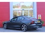 Volvo S60 2.0 B5 250PK AUTOMAAT R-DESIGN 20'' | PANORAMISCH SCHUIF/KANTELDAK | PREMIUM AUDIO BY HARMAN KARDON | 20" 5-TRIPPLE SPAAKS BLACK/DIAMAND CUT LICHTMETALEN VELGEN | BLINDSPOT INFOMATION SYSTEM (BLIS) | VERWARMDE VOORRUIT |VERWARMDE AQUABLADE RUITENWISSERBLADEN | PILOT ASSIST | APPLE CARPLAY / ANDROID AUTO | DODEHOEKDETECTIE | ADAPTIEVE CRUISECONTROL | R-DESIGN BEKLEDING MET NAPPA LEDER I.C.M. OPEN GRID TEXTIEL | ELEKTRISCH VERSTELBARE CONTOUR STOELEN (SPORTSTOELEN) MET GEHEUGEN OP BEIDE VOORSTOELEN (POWERSEATS) |VERWARMDE VOORSTOELEN EN ACHTERBANK | VERWARMD STUURWIEL | PARKEERVERWARMING MET TIMER (STANDKACHEL) | 4 ZONE ELECTRONIC CLIMATE CONTROL MET TOUCHSCREEN BEDIENING OP DE TWEEDE ZITRIJ | FULL LED KOPLAMPEN | ELEKTRISCH TE OPENEN ACHTERKLEP | ZWARTE HEMELBEKLEDING |