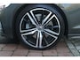 Volvo S60 2.0 B5 250PK AUTOMAAT R-DESIGN 20'' | PANORAMISCH SCHUIF/KANTELDAK | PREMIUM AUDIO BY HARMAN KARDON | 20" 5-TRIPPLE SPAAKS BLACK/DIAMAND CUT LICHTMETALEN VELGEN | BLINDSPOT INFOMATION SYSTEM (BLIS) | VERWARMDE VOORRUIT |VERWARMDE AQUABLADE RUITENWISSERBLADEN | PILOT ASSIST | APPLE CARPLAY / ANDROID AUTO | DODEHOEKDETECTIE | ADAPTIEVE CRUISECONTROL | R-DESIGN BEKLEDING MET NAPPA LEDER I.C.M. OPEN GRID TEXTIEL | ELEKTRISCH VERSTELBARE CONTOUR STOELEN (SPORTSTOELEN) MET GEHEUGEN OP BEIDE VOORSTOELEN (POWERSEATS) |VERWARMDE VOORSTOELEN EN ACHTERBANK | VERWARMD STUURWIEL | PARKEERVERWARMING MET TIMER (STANDKACHEL) | 4 ZONE ELECTRONIC CLIMATE CONTROL MET TOUCHSCREEN BEDIENING OP DE TWEEDE ZITRIJ | FULL LED KOPLAMPEN | ELEKTRISCH TE OPENEN ACHTERKLEP | ZWARTE HEMELBEKLEDING |
