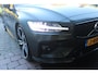 Volvo S60 2.0 B5 250PK AUTOMAAT R-DESIGN 20'' | PANORAMISCH SCHUIF/KANTELDAK | PREMIUM AUDIO BY HARMAN KARDON | 20" 5-TRIPPLE SPAAKS BLACK/DIAMAND CUT LICHTMETALEN VELGEN | BLINDSPOT INFOMATION SYSTEM (BLIS) | VERWARMDE VOORRUIT |VERWARMDE AQUABLADE RUITENWISSERBLADEN | PILOT ASSIST | APPLE CARPLAY / ANDROID AUTO | DODEHOEKDETECTIE | ADAPTIEVE CRUISECONTROL | R-DESIGN BEKLEDING MET NAPPA LEDER I.C.M. OPEN GRID TEXTIEL | ELEKTRISCH VERSTELBARE CONTOUR STOELEN (SPORTSTOELEN) MET GEHEUGEN OP BEIDE VOORSTOELEN (POWERSEATS) |VERWARMDE VOORSTOELEN EN ACHTERBANK | VERWARMD STUURWIEL | PARKEERVERWARMING MET TIMER (STANDKACHEL) | 4 ZONE ELECTRONIC CLIMATE CONTROL MET TOUCHSCREEN BEDIENING OP DE TWEEDE ZITRIJ | FULL LED KOPLAMPEN | ELEKTRISCH TE OPENEN ACHTERKLEP | ZWARTE HEMELBEKLEDING |
