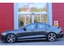 Volvo S60 2.0 B5 250PK AUTOMAAT R-DESIGN 20'' | PANORAMISCH SCHUIF/KANTELDAK | PREMIUM AUDIO BY HARMAN KARDON | 20" 5-TRIPPLE SPAAKS BLACK/DIAMAND CUT LICHTMETALEN VELGEN | BLINDSPOT INFOMATION SYSTEM (BLIS) | VERWARMDE VOORRUIT |VERWARMDE AQUABLADE RUITENWISSERBLADEN | PILOT ASSIST | APPLE CARPLAY / ANDROID AUTO | DODEHOEKDETECTIE | ADAPTIEVE CRUISECONTROL | R-DESIGN BEKLEDING MET NAPPA LEDER I.C.M. OPEN GRID TEXTIEL | ELEKTRISCH VERSTELBARE CONTOUR STOELEN (SPORTSTOELEN) MET GEHEUGEN OP BEIDE VOORSTOELEN (POWERSEATS) |VERWARMDE VOORSTOELEN EN ACHTERBANK | VERWARMD STUURWIEL | PARKEERVERWARMING MET TIMER (STANDKACHEL) | 4 ZONE ELECTRONIC CLIMATE CONTROL MET TOUCHSCREEN BEDIENING OP DE TWEEDE ZITRIJ | FULL LED KOPLAMPEN | ELEKTRISCH TE OPENEN ACHTERKLEP | ZWARTE HEMELBEKLEDING |