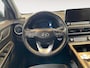 Hyundai Kona Electric EV Fashion 64 kWh 204PK | Warmtepomp | Navigatie | Apple Carplay & Android Auto | 100% SOH | Adaptive cruise control | Climate control | Head-up display | Parkeersensoren achter |