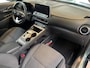 Hyundai Kona Electric EV Fashion 64 kWh 204PK | Warmtepomp | Navigatie | Apple Carplay & Android Auto | 100% SOH | Adaptive cruise control | Climate control | Head-up display | Parkeersensoren achter |