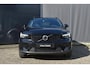 Volvo XC40 B4 Plus Dark | Trekhaak | Elektrisch verstelbare voorstoelen | Verwarmbare voorstoelen, stuurwiel en voorruit | Premium audio by Harman Kardon | Apple carplay/Android auto | Parkeercamera | All-Season | 19 inch |