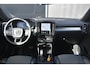 Volvo XC40 B4 Plus Dark | Trekhaak | Elektrisch verstelbare voorstoelen | Verwarmbare voorstoelen, stuurwiel en voorruit | Premium audio by Harman Kardon | Apple carplay/Android auto | Parkeercamera | All-Season | 19 inch |
