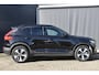 Volvo XC40 B4 Plus Dark | Trekhaak | Elektrisch verstelbare voorstoelen | Verwarmbare voorstoelen, stuurwiel en voorruit | Premium audio by Harman Kardon | Apple carplay/Android auto | Parkeercamera | All-Season | 19 inch |