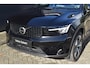 Volvo XC40 B4 Plus Dark | Trekhaak | Elektrisch verstelbare voorstoelen | Verwarmbare voorstoelen, stuurwiel en voorruit | Premium audio by Harman Kardon | Apple carplay/Android auto | Parkeercamera | All-Season | 19 inch |