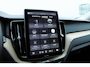 Volvo XC60 T6 Plug-in hybrid AWD Ultra Dark | Panoramadak | Luchtvering | Trekhaak | Head-up display | Verwarmbare voorstoelen, achterbank en stuurwiel | Premium audio by Harman Kardon | Adaptieve cruise control |