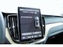 Volvo XC60 T6 Plug-in hybrid AWD Ultra Dark | Panoramadak | Luchtvering | Trekhaak | Head-up display | Verwarmbare voorstoelen, achterbank en stuurwiel | Premium audio by Harman Kardon | Adaptieve cruise control |