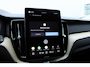 Volvo XC60 T6 Plug-in hybrid AWD Ultra Dark | Panoramadak | Luchtvering | Trekhaak | Head-up display | Verwarmbare voorstoelen, achterbank en stuurwiel | Premium audio by Harman Kardon | Adaptieve cruise control |