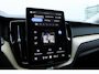 Volvo XC60 T6 Plug-in hybrid AWD Ultra Dark | Panoramadak | Luchtvering | Trekhaak | Head-up display | Verwarmbare voorstoelen, achterbank en stuurwiel | Premium audio by Harman Kardon | Adaptieve cruise control |
