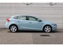 Volvo V40 2.0 T2 R-Design | Achteropkomend verkeer waarschuwing | Aluminium interieur afwerking | Bots herkenning en activatie | Centrale deurvergrendeling met afstandsbediening | Start/stop systeem | Cruise control | Navigatiesysteem full map + hard disk
