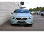 Volvo V40 2.0 T2 R-Design | Achteropkomend verkeer waarschuwing | Aluminium interieur afwerking | Bots herkenning en activatie | Centrale deurvergrendeling met afstandsbediening | Start/stop systeem | Cruise control | Navigatiesysteem full map + hard disk