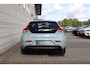 Volvo V40 2.0 T2 R-Design | Achteropkomend verkeer waarschuwing | Aluminium interieur afwerking | Bots herkenning en activatie | Centrale deurvergrendeling met afstandsbediening | Start/stop systeem | Cruise control | Navigatiesysteem full map + hard disk