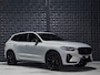 Volvo XC60 2.0 T8 PHEV AWD R-Design | Pano | Luchtvering | Leer | 20" | Leer | Vent. | HUD | Memo | Topv. |