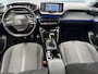 Peugeot 208 1.2 PureTech Allure ✓101pk✓D-riem vv 10-2025✓Dealer Onderhouden✓Carplay✓Draadloze telefoonlader✓360 ° Camera✓Afn Trekhaak✓Navi✓Clima✓Cruise✓Lm velgen✓6 Bak✓Keyless✓Halfleder✓Rijstrooksensor✓Pdc V+A✓N.A.P✓Apk tot 09-2028